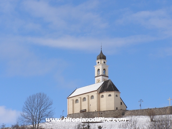 Chiesa di Bedollo in inverno