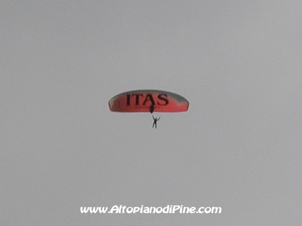 Dal parapendio dove erano presenti due persone, una si sgancia...