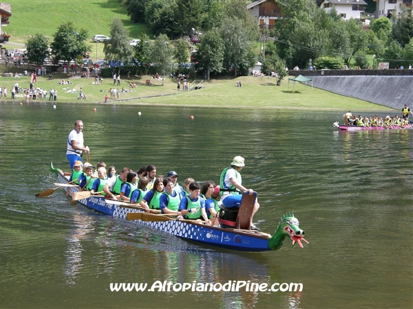 Uno dei DragonBoat in gara
