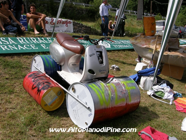 Crazy Boat - una delle imbarcazioni in gara