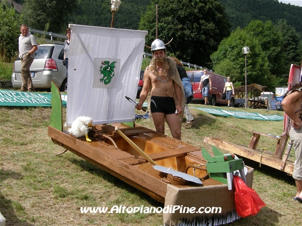 Crazy Boat - una delle imbarcazioni in gara