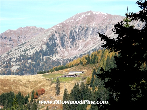 Rifugio Tonini in versione estiva visto dal sentiero per raggiungerlo