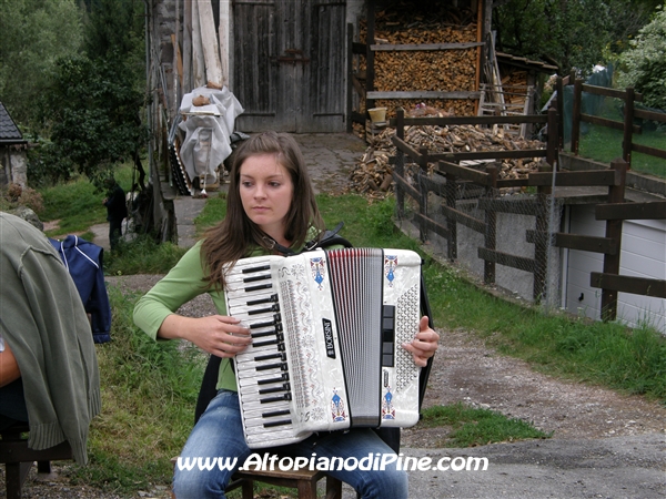 Federica alla fisarmonica - l'animazione musicale della sagra