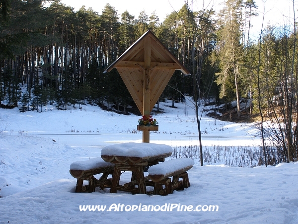 Crocefisso e tavolo innevato nei pressi del Lago delle Rane