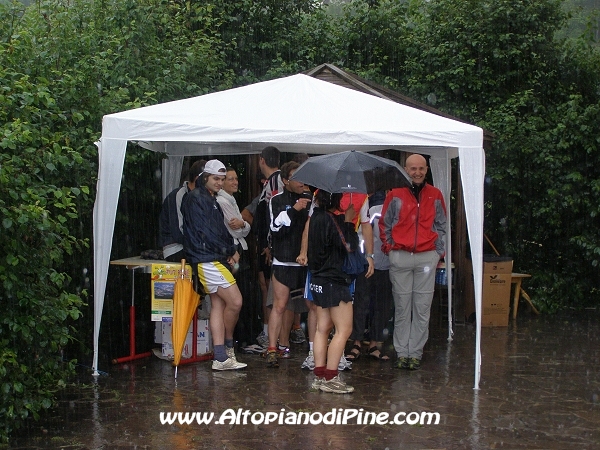 Altri atleti al riparo dalla pioggia - Mai Zeder 2008