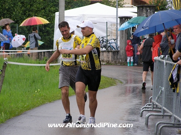 Cambio di staffetta tra due atleti del Dorifora Team - Mai Zeder 2008