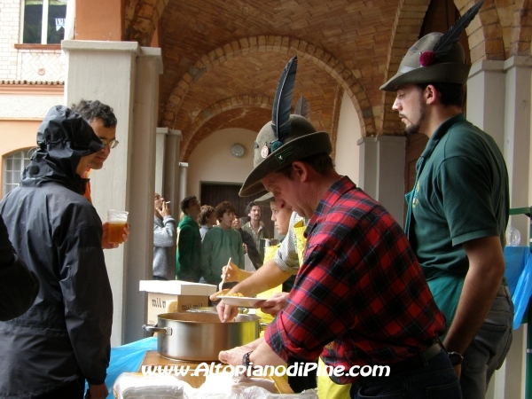 Gli Alpini di Baselga che hanno preparato e servito i pasti - Mai Zeder 2008
