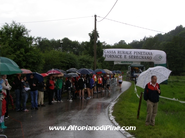 Il pubblico presente nonostante la pioggia - Mai Zeder 2008