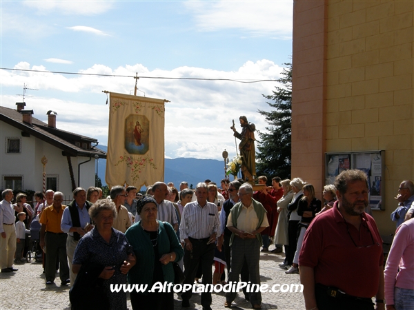 La partenza della processione in onore di San Rocco a Miola 