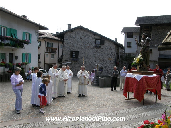 Sosta in piazza S. Rocco a Miola della processione 