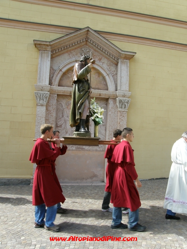 La statua di S.Rocco portata in processione