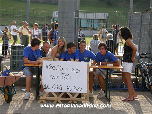 Giovani volotari al gioco Indovina il peso della carriola