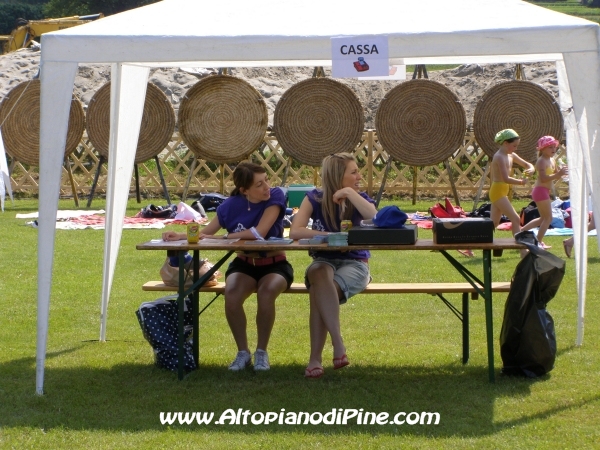 Due volontarie alla cassa - Green Volley edizione 2008