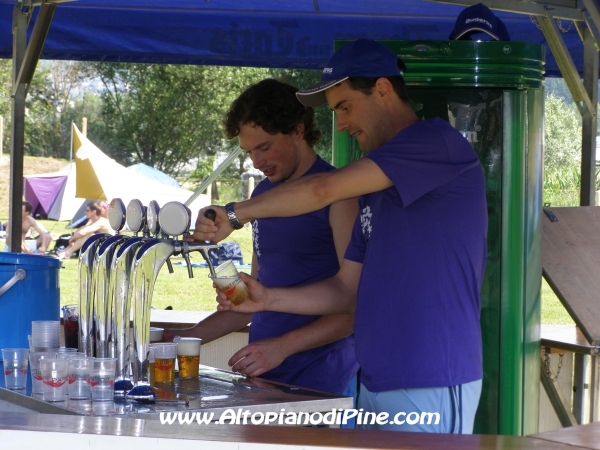 Due volontari al gazebo/bar - Green Volley edizione 2008