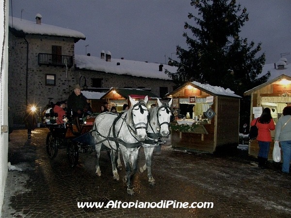 La carrozza trainata dai cavalli - Le casette del Mercatino di Natale 2008 di Miola - El paes dei Presepi