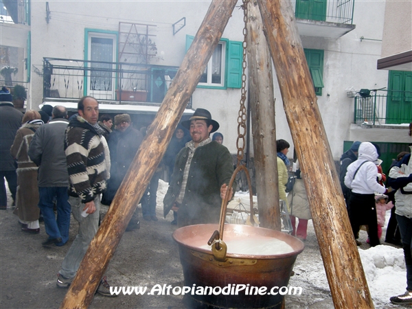 Preparazione del formaggio - El paes dei Presepi 2008