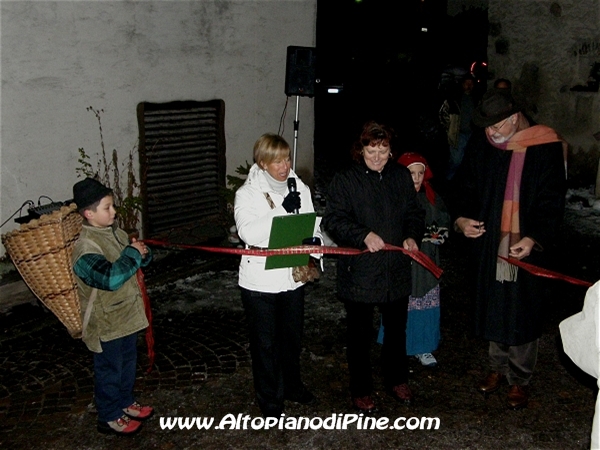 Inaugurazione con taglio del nastro de El paes dei Presepi 2008