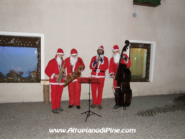 Quartetto di Babbi Natale che ha allietato il tardo pomeriggio