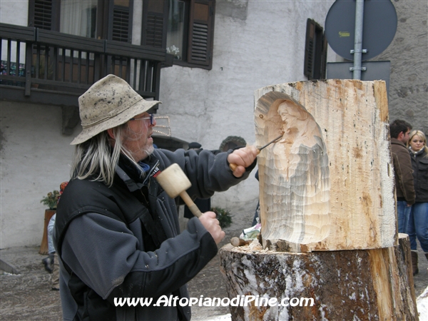Scultore al lavoro - El paes dei Presepi 2008