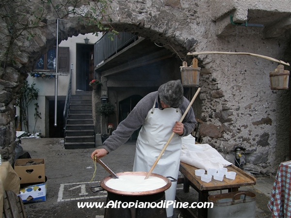 Preparazione formaggio - El paes dei Presepi 2008
