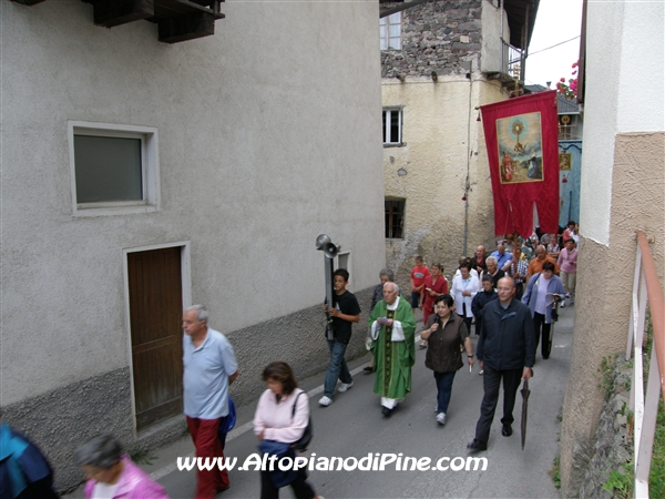L'arrivo della processione a Montagnaga