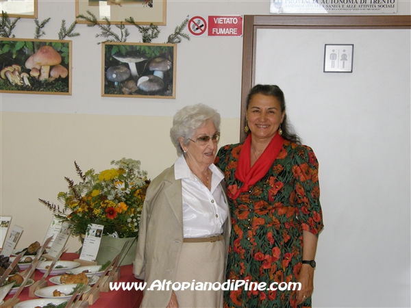 La micola Daniela Andreazzi con la vedova di Adriano Pretti