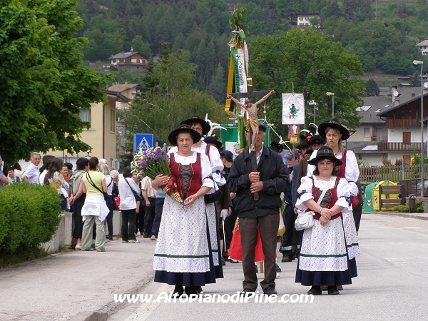 Festa Patronale Madonna di Piné 2008 - la croce che guida la processione