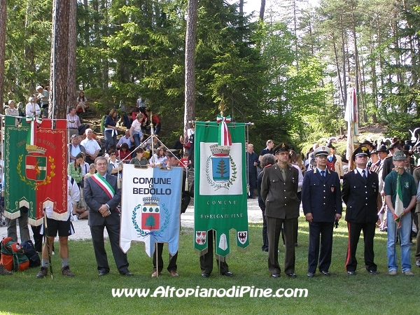 Festa Patronale Madonna di Piné 2008 - alcuni stendardi dei comuni presenti