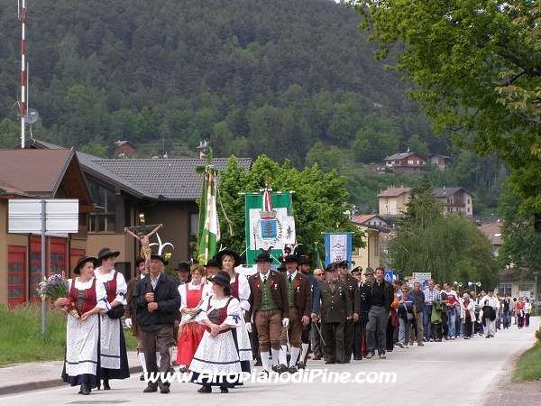 Festa Patronale Madonna di Piné 2008 - partenza della processione da Baselga