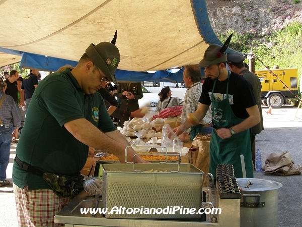 Festa Patronale Madonna di Piné 2008 - gli Alpini che hanno preparato la pasta