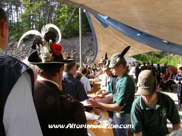 Festa Patronale Madonna di Piné 2008 - distribuzione della pasta e delle bibite