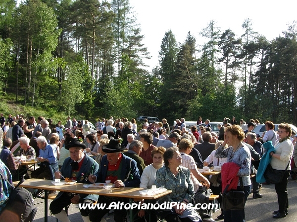 Festa Patronale Madonna di Piné 2008 - la gente presente allo spuntino preparato dagli Alpini