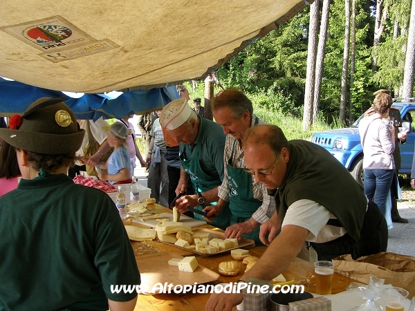 Festa Patronale Madonna di Piné 2008 - altri Alpini al lavoro