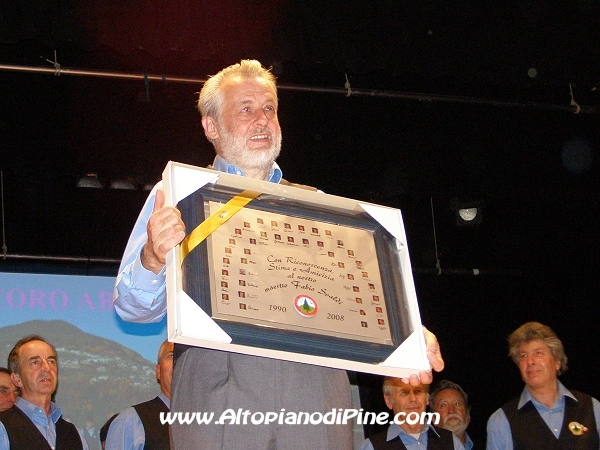 Festa Patronale Madonna di Piné 2008 - La consegna della targa a Fabio Svaldi che lascia la direzione del coro