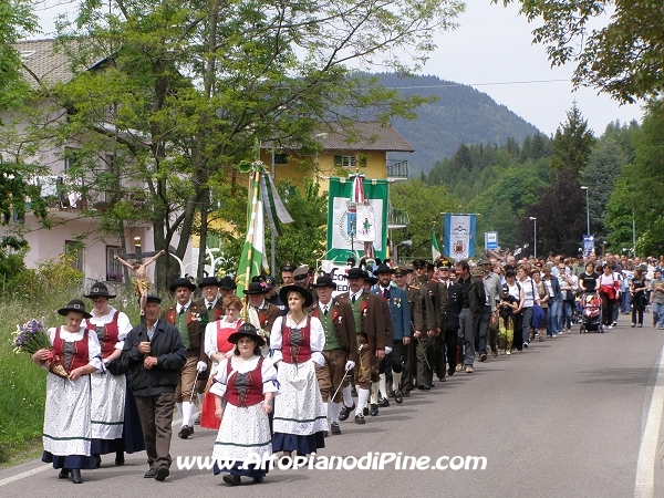 Festa Patronale Madonna di Piné 2008 - la gente in processione