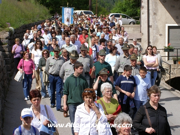 Festa Patronale Madonna di Piné 2008 - fedeli e Alpini in processione
