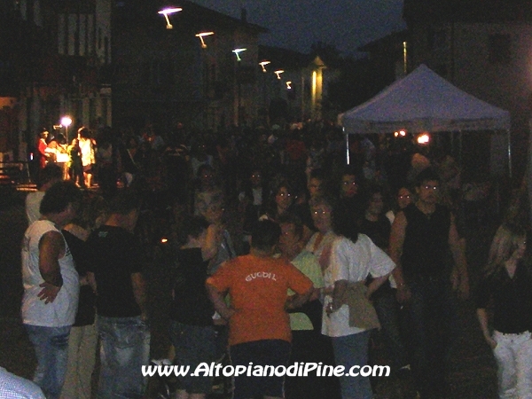 Piné  sotto le stelle 2008 - la gente presente nella notte pinetana