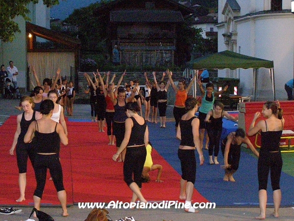 Piné  sotto le stelle 2008 - esibizione ginnastica artistica a cura di MoviMente