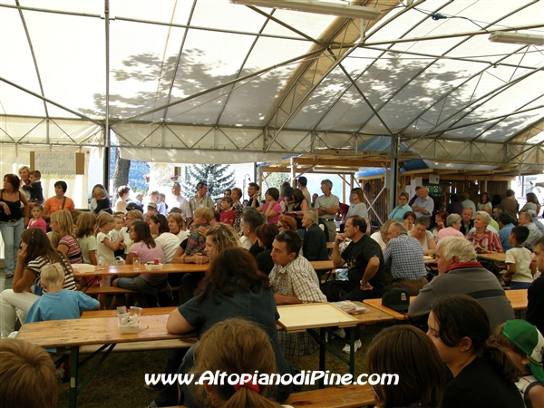 La numerosa gente presente alla sagra