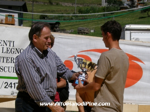 Premiazione del vincitore maschile del IV  Memorial Valentino Loner