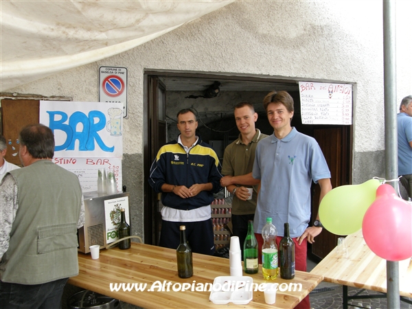 Alcuni volontari al servizio bar della sagra