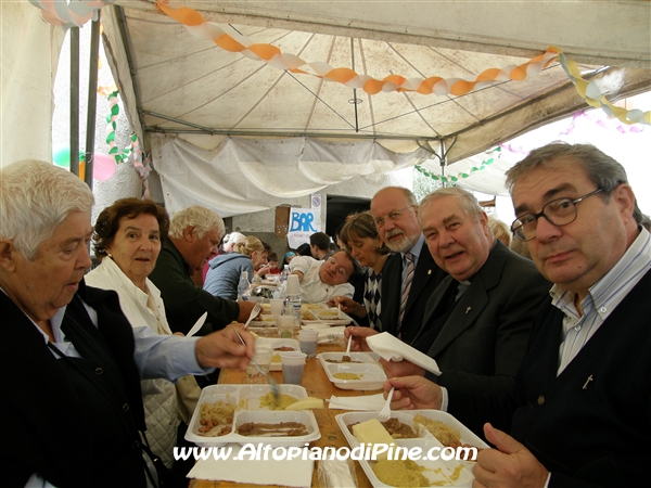 Il sindaco di Baselga Sergio Anesi, don Silvio Benedetti e don Lugi Benedetti assieme ad alcune persone