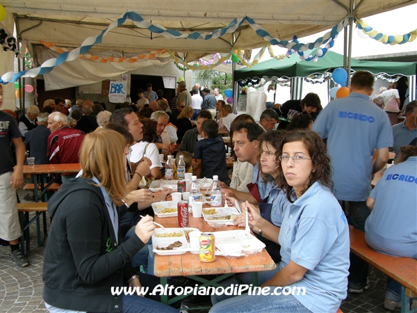 Anche gli organizzatori si sono fermati qualche minuto a turno per mangiare