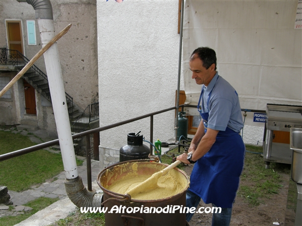 Preparazione della polenta. 