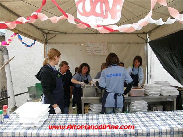 Volontari al lavoro in cucina