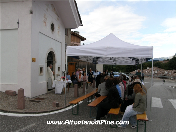 La gente presente alla funzione religiosa