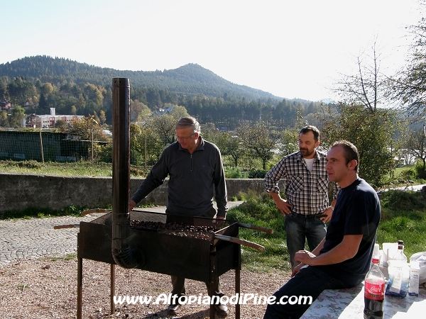 Vigo - Castagnata 2008: preparazione delle castagne