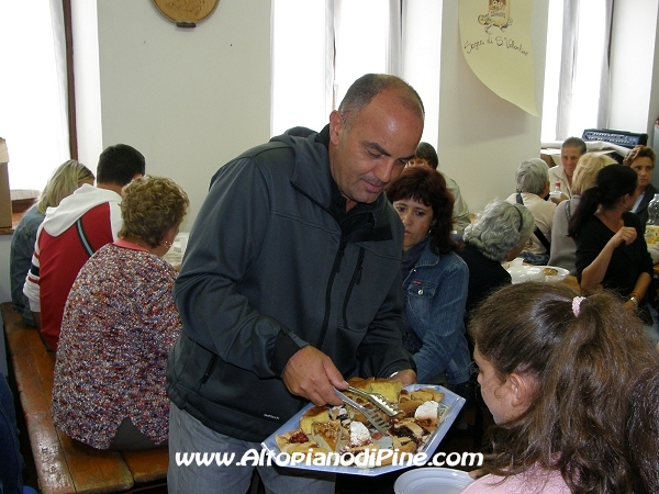 Alcuni volontari nella distribuzione dei dolci ai presenti