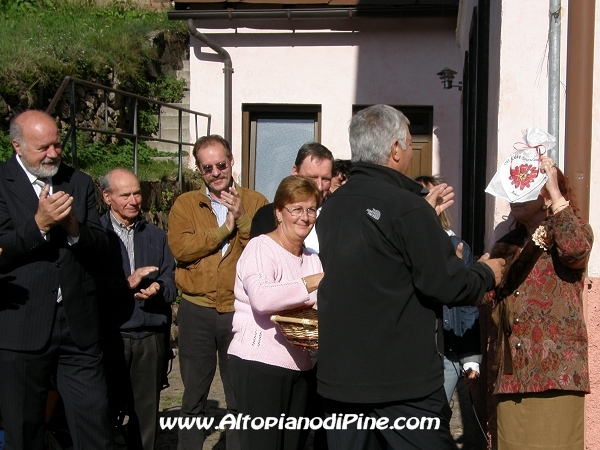 La consegna dei piatti ricordo decorati da Chiara Tonini - 20°  Coro Santa Giuliana di Sternigo