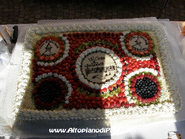 La torta per il 20°  del Coro Santa Giuliana di Sternigo